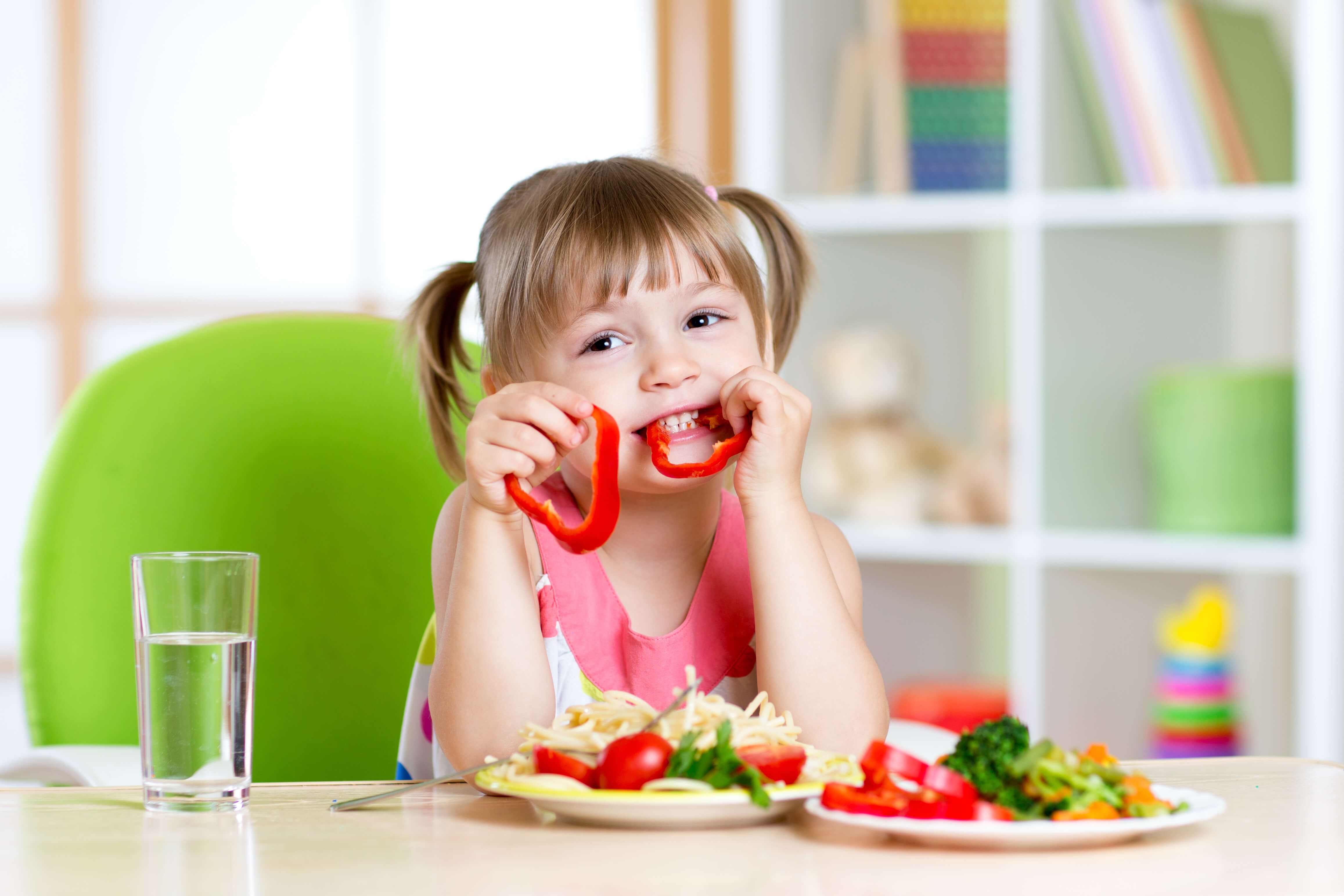 Есть. Ребенок ест. Дети за столом. Диетотерапия у детей. Еда для детей.